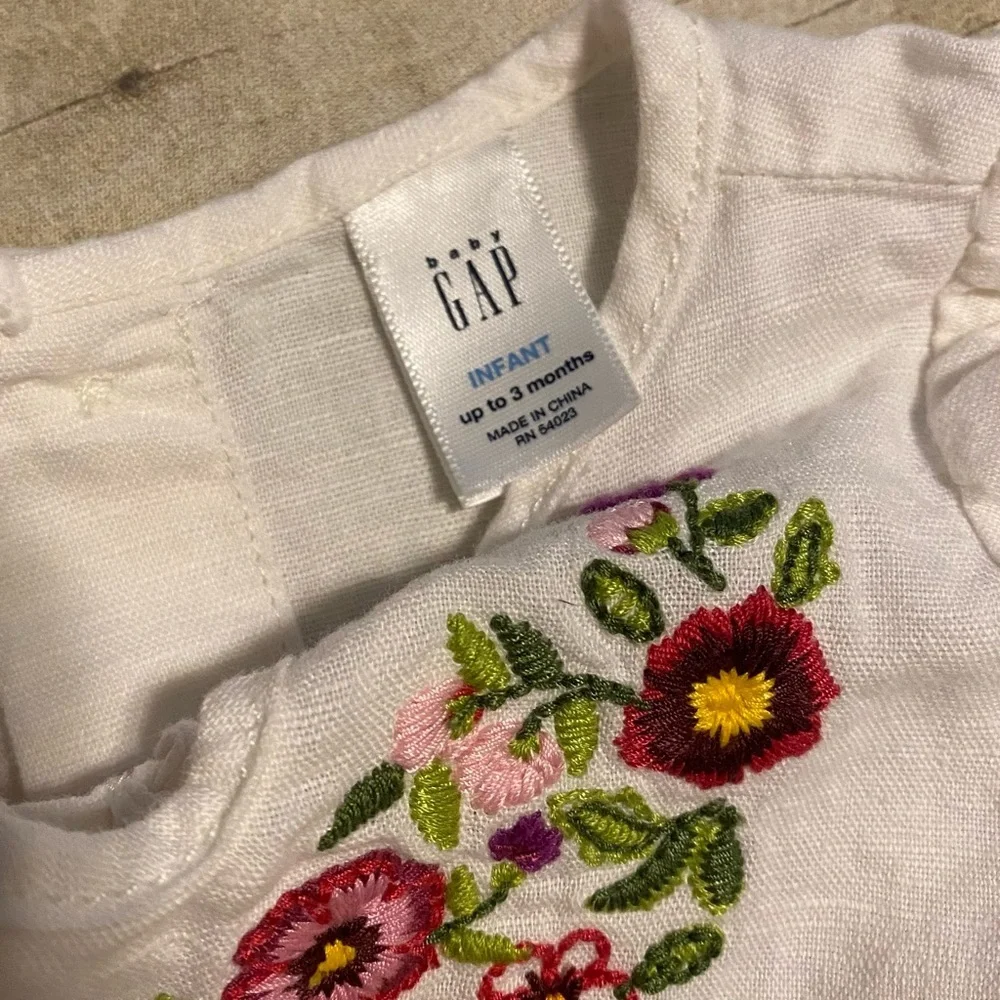 Baby Gap white linen dress with floral embroidery - Size 0-3 mo - Spring dress!